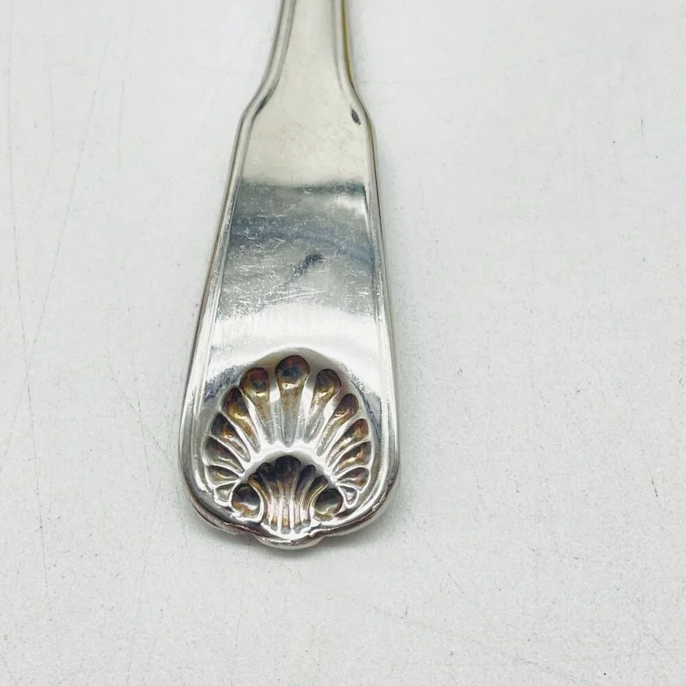 Oneida Stainless Deluxe Butter Knife Tudor Shell Pattern